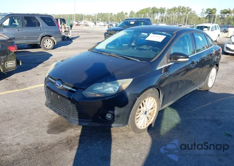2014 Ford Focus Titanium z USA, uszkodzony, nr VIN 1FADP3J23EL211171
